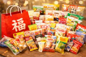 お菓子の福袋の中身が分かる詰め合わせ写真。個包装のお菓子が多数入った日本らしい福袋のイメージ